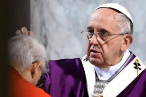 Trato personal y misericordia: la forma de ser del Papa reflejada en una larga entrevista